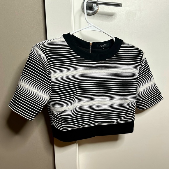 Chic Crop Top with Zipper Detail - Picture 1 of 3